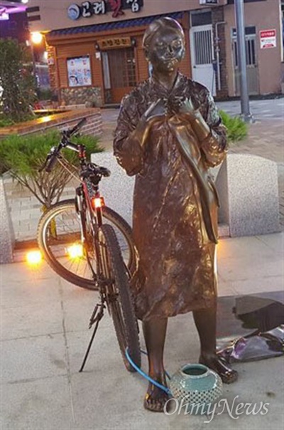 24일 밤, 창원시 마산합포구 오동동 문화거리에 있는 인권자주평화다짐비의 발목에 자전거 자물쇠가 채워져 있었다. 