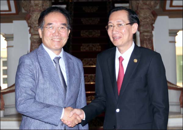 이동우 경주엑스포 사무총장이 지난 20일 베트남 호찌민시에서 에 탄 리엠 부시장과 인사를 하고 있는 모습.