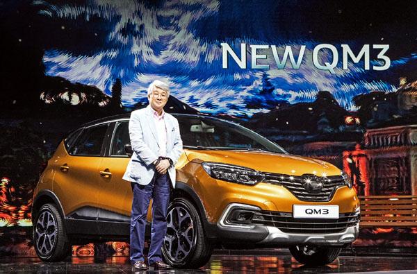  르노삼성자동차는 26일 오후 서울 광나루 예스24라이브홀에서 미디어 쇼케이스를 열고 '뉴 QM3'를 공개했다. 박동훈 사장이 뉴 QM3 옆에 서 있는 모습.