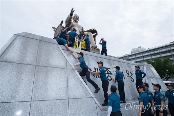  기아자동차 비정규직 노동자들이 27일 오전 서울 광화문광장 세종대왕상에서 정몽구 현대자동차그룹 회장 구속을 촉구하는 기습시위를 하고 있다. 