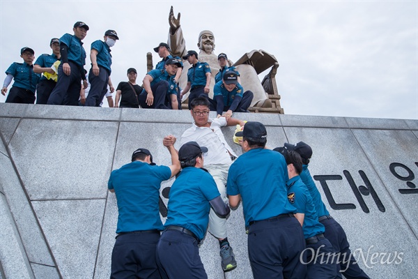  기아자동차 비정규직 노동자들이 27일 오전 서울 광화문광장 세종대왕상에서 정몽구 현대자동차그룹 회장 구속을 촉구하는 기습시위를 하고 있다. 