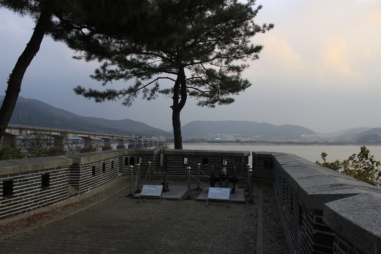 강화도의 포대 중 하나인 갑곶돈대의 모습. 옆의 다리는 이전에 강화와 서울을 이었던 구 강화대교이다.