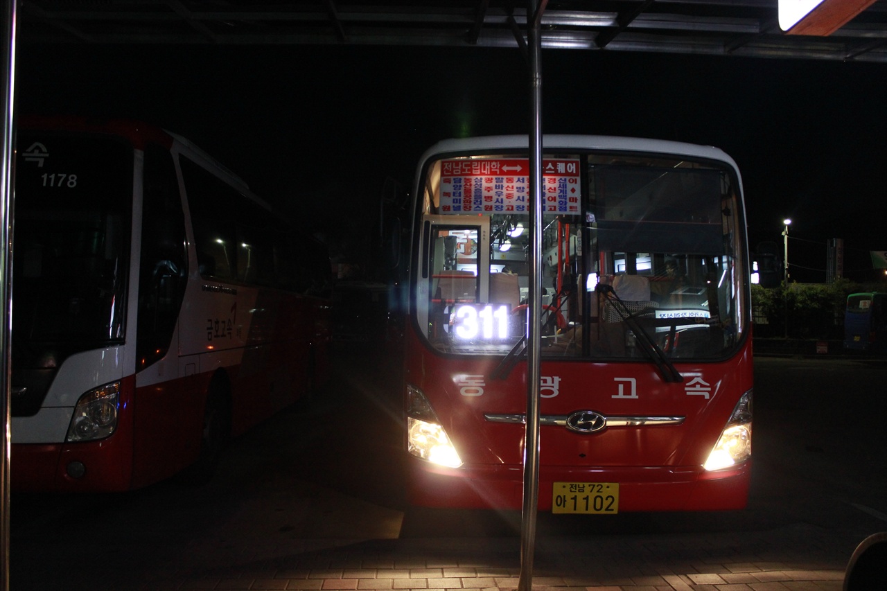 담양과 광주를 잇는 농어촌 버스는 고속도로를 타기로 유명하다.
