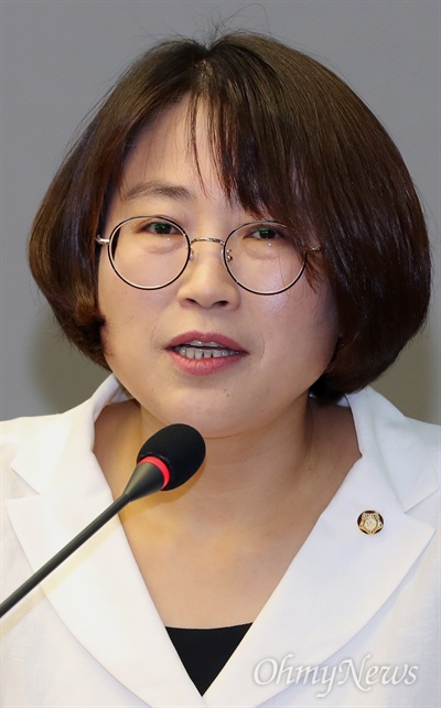  추혜선 정의당 의원이 27일 오전 국회 의원회관에서 '해직 경험과 언론인의 인권 보호'를 주제로 열린 언론인권포럼에서 인사말 하고 있다. 