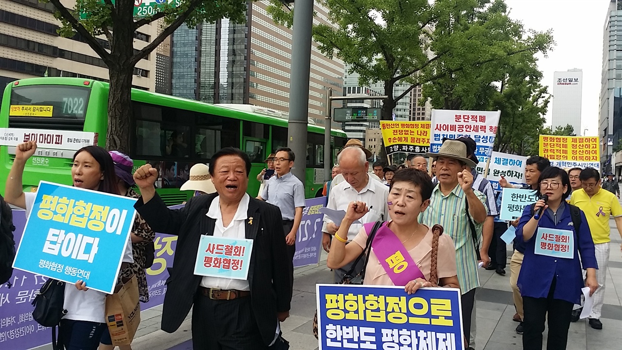 '7월 27일 정전협정을 평화협정으로' 기자회견후 30여 단체 회원 50여명이 광화문광장에서 청운동 청와대 앞까지 행진하고 있다.