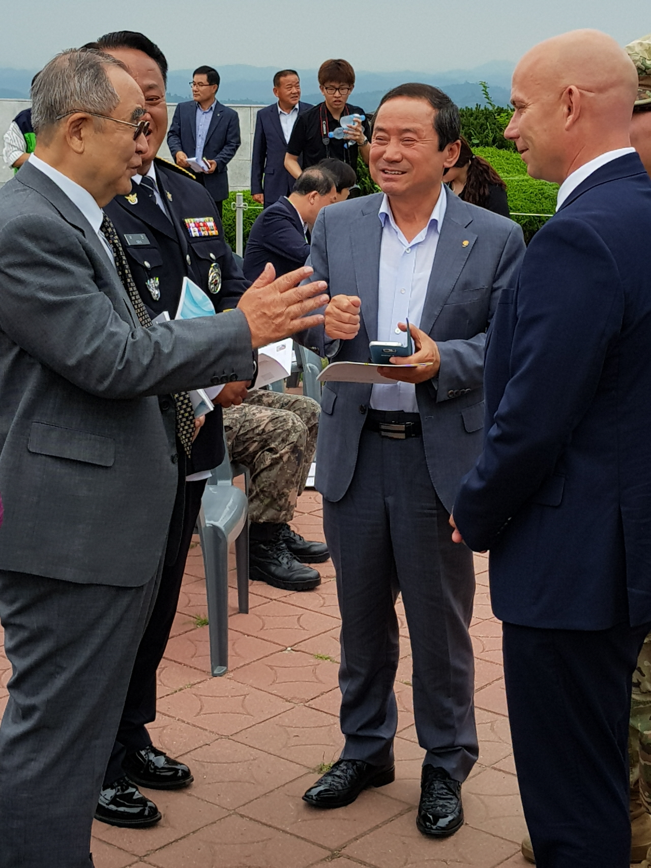 담소하는 이수성 전 국무총리(좌)와 김규선 연천군수(중간), 마이클 헤브러 미26지역지역대비상안전처장