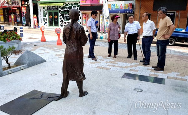 '인권자주평화다짐비지키기 시민모임' 관계자들이 28일 오전 창원 마산합포구 오동동문화거리의 현장을 살펴보고 있다.
