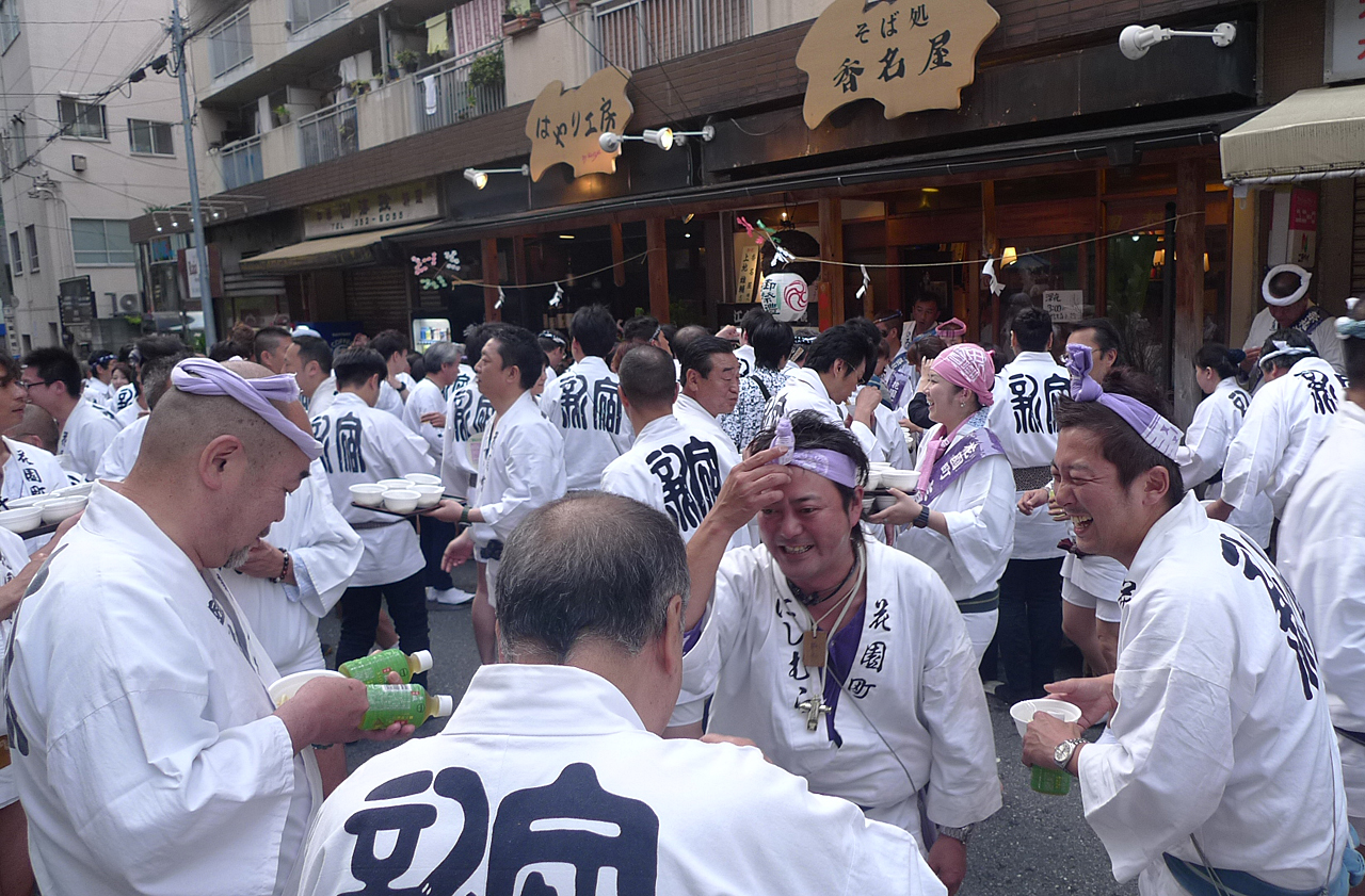 25살 떠난 일본에서 리싼은 인생 계획을 바꾸기로 결심한다. 일본 축제 광경.