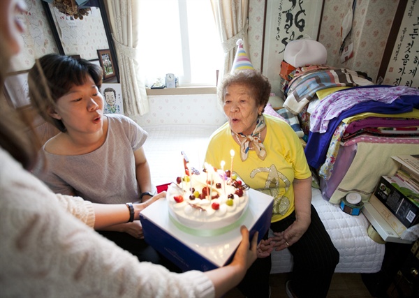 2015년 김군자 할머니 90세 생신에 함께 한 김현아 아름다운재단 국장.