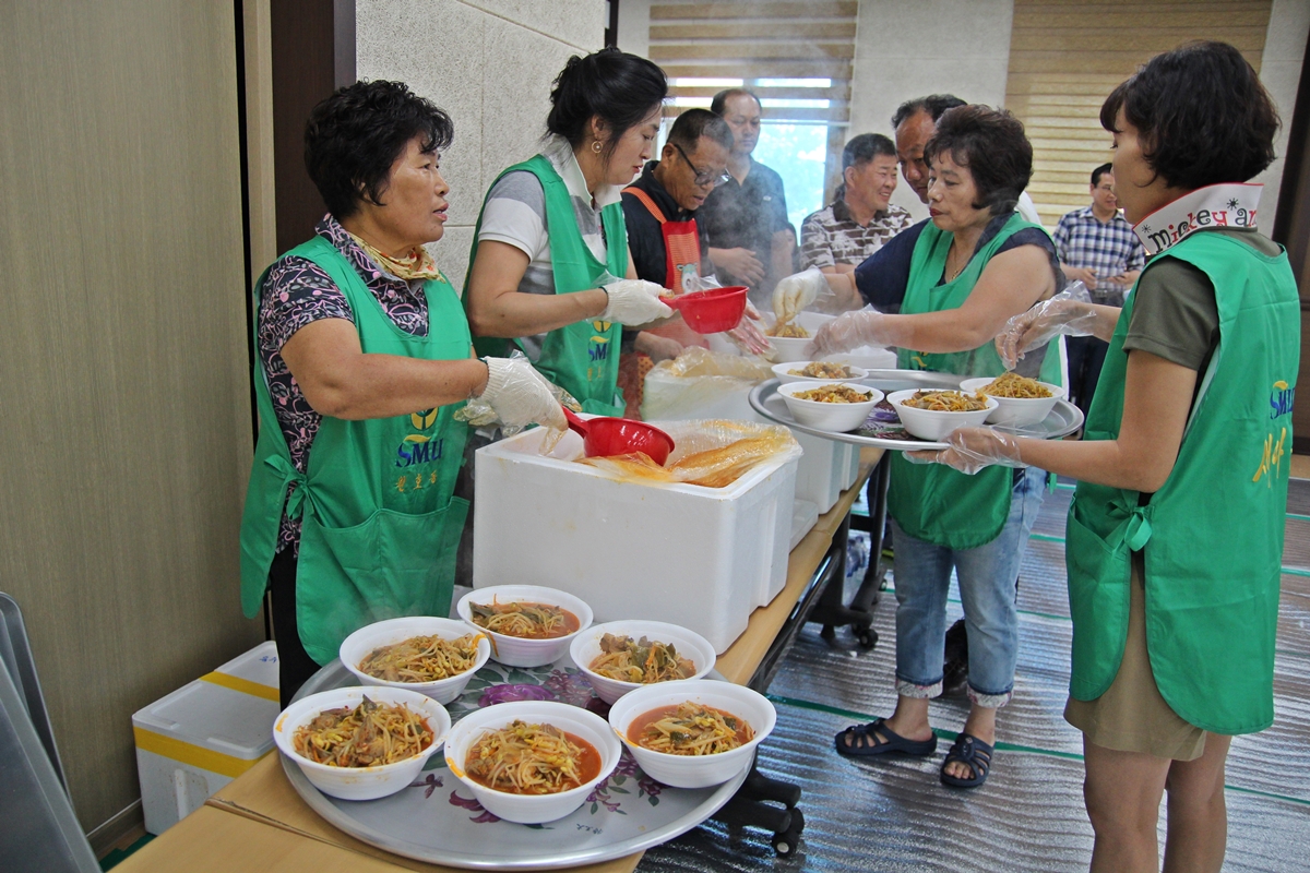여수 월호동 주민센터에서 사랑의 국밥 나눔 행사가 열렸다.
