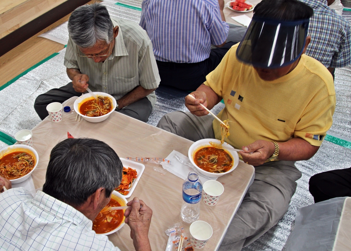 어르신들은 “국밥이 정말 맛있습니다”라며 나눔 행사에 참여한 분들에게 고마움을 표했다.
