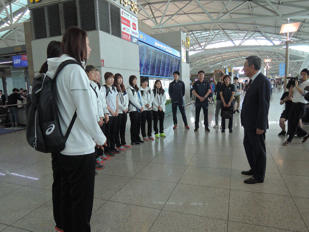  오한남 대한배구협회 신임 회장이 여자배구 월드그랑프리 대표팀의 출국에 앞서 격려 인사말을 하고 있다. 