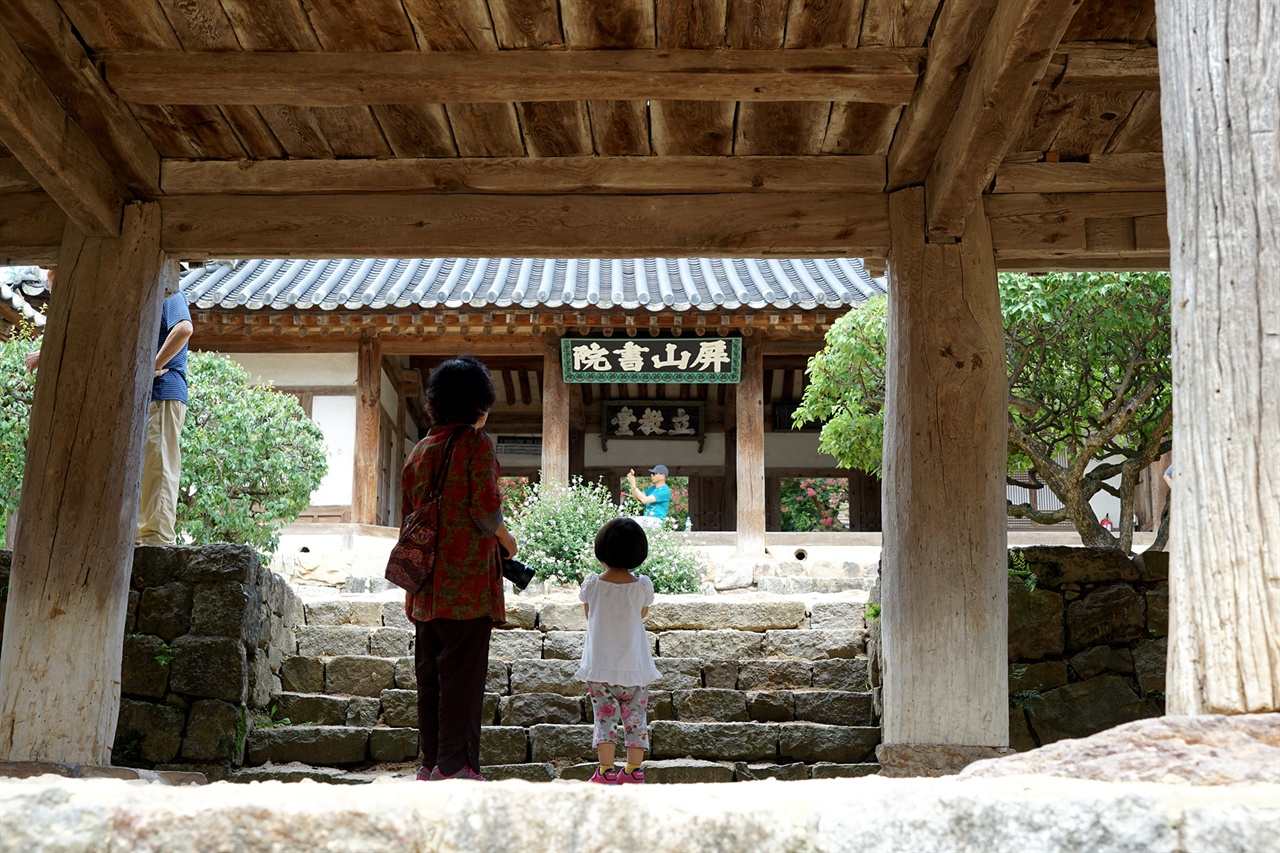  만대루 아래에서 병산서원을 바라보는 할머니와 손주