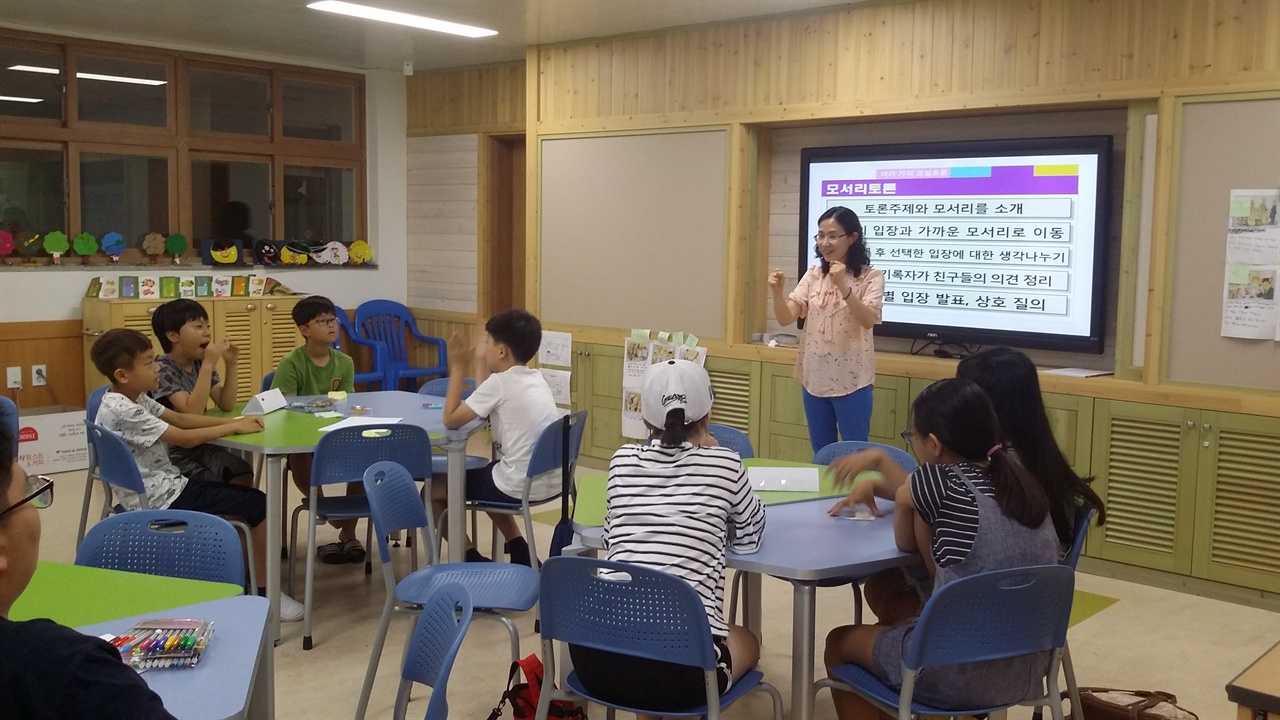 아침 식사로 무엇을 먹고 왔는지 서로 확인하는 놀이를 진행 중인 장면. 협력 토론은 이렇게 서로가 서로에게 관심을 갖는 것에서 시작한다.