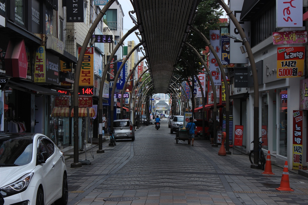  전주 객사거리, JIFF거리는 알쓸신잡의 다섯 잡학박사들이 거닐었기도 하다.