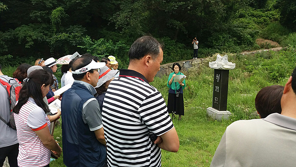 줄줄이 묶여 마래터널을 지난 사람들은 계곡에서 총살됐다. 여수작가회의 회원들이 125명이 한 곳에 매장된 형제묘 앞에서 헌시를 듣고 있다. 당시를 기억하는 주민의 말에 의하면 시체가 3일 동안 타면서 나는 냄새가 코를 찔렀다고 한다. 죽어서라도 한 형제처럼 지내라는 의미로 '형제묘'라고 이름 붙였다. 