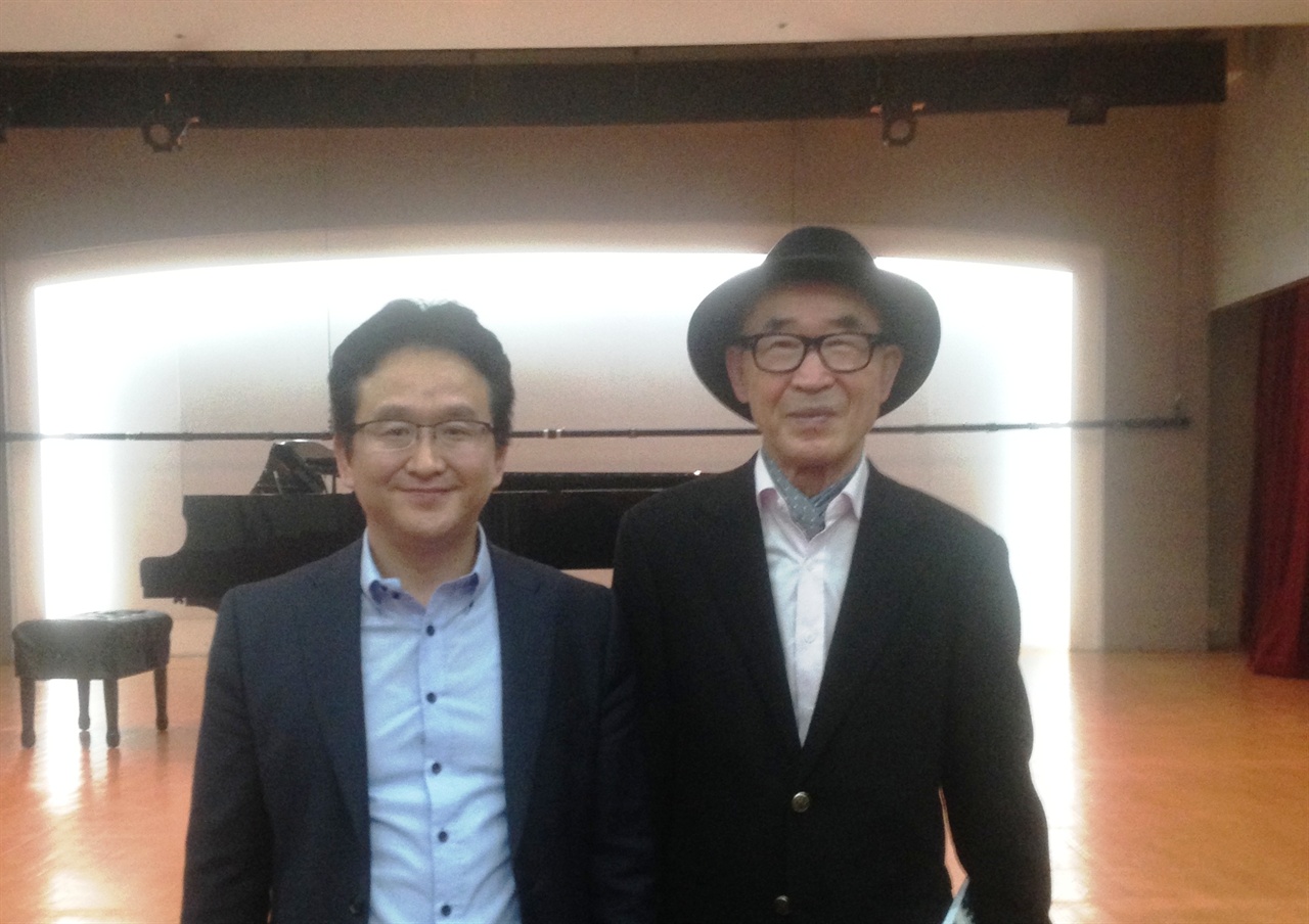 수차례 노벨문학상 수상 후보에 올랐던 고은(84·우측) 시인과 자리를 함께 한 권성훈 교수.