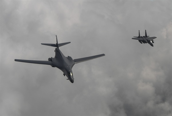 한국공군 F-15K 전투기의 호위를 받은 미 공군 B-1B 전략폭격기가 한반도 상공을 비행하고 있다. 