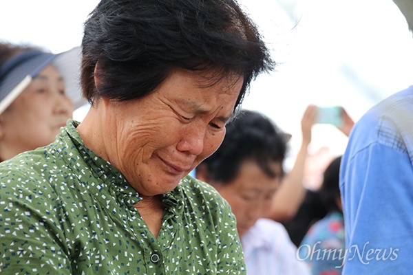  30일 오후 경북 성주군 초전면 소성리에서 열린 문재인 정부의 사드배치 추가결정 규탄집회에서 한 주민이 '문재인 정부는 박근혜 정부와 다를 줄 알았다. 그런데 속았다'라는 발언자의 말에 울음을 터뜨렸다. 