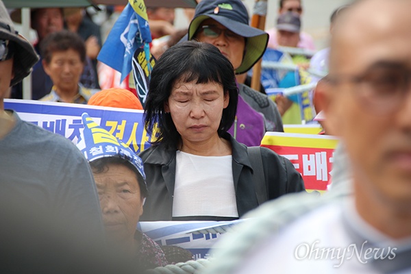 30일 오후 경북 성주군 초전면 소성리 마을회관 앞에서 열린 정부규탄집회에서 한 참가자가 눈을 감고 울먹이며 대표자가 읽는 결의문을 듣고있다.