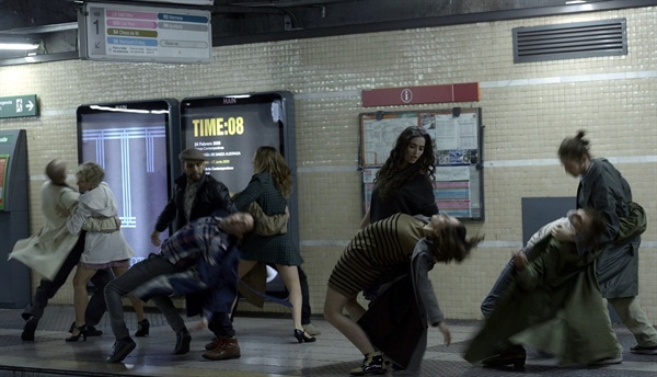 소니아와 승객의 지하철 군무 소니아는 은행원에게 자존심까지 버리고 대출을 연기해달라 애원하지만 거절당한다. 그녀는 지하철역에서 승객들과 노래와 춤을 추며 비참한 심정을 표출한다. 