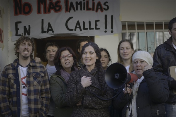 시위하는 소니아와 시민들 소니아 가족은 그들처럼 집에서 내쫓긴 시민들과 연대하여 집을 지키고자 시위를 한다. 2008년 시작된 이 시위는 스페인 전역으로 확대되었다.