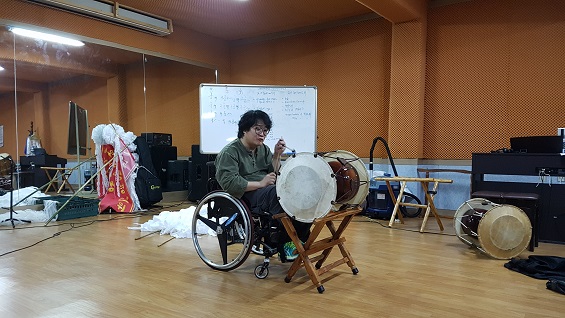  지난 7월 30일 유윤기씨가 홍성문화연대 연습실인 '공간'에서 장구를 강습 중이다.  