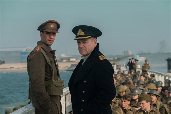  영화 <덩케르크>의 한 장면.  해군 제독 역을 맡은 케네스 브레너(오른쪽), 육군 장교로 등장한 제임스 다아시.