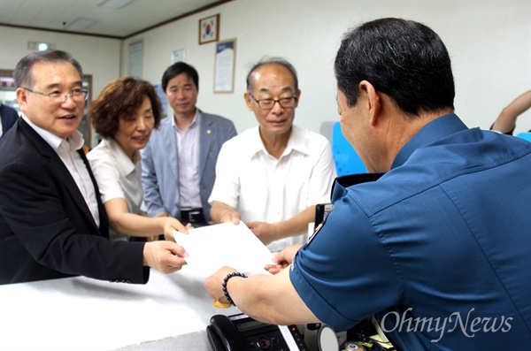 창원 마산오동동에 있는 일본군 위안부 추모 조형물이 훼손된 가운데, '인권자주평화다짐비 지키기 시민모임'은 31일 오전 마산중부경찰서에 수사를 요구하는 진정서를 제출했다.