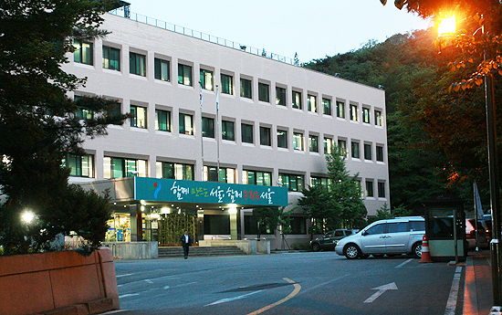 안기부 5국이 사용하던 남산 기슭에 있는 4층 건물. 지하에 민주인사들을 취조하던 조사실이 있었다. 지금은 서울시청 별관으로 쓰이고 있다.
