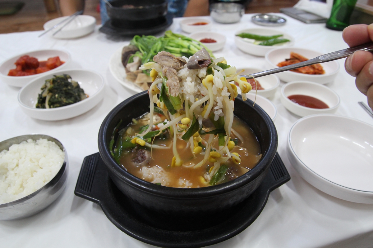  구수한 맛의 깊이가 느껴지는 순천 아랫장 거목순대국밥집의 순대국밥이다. 
