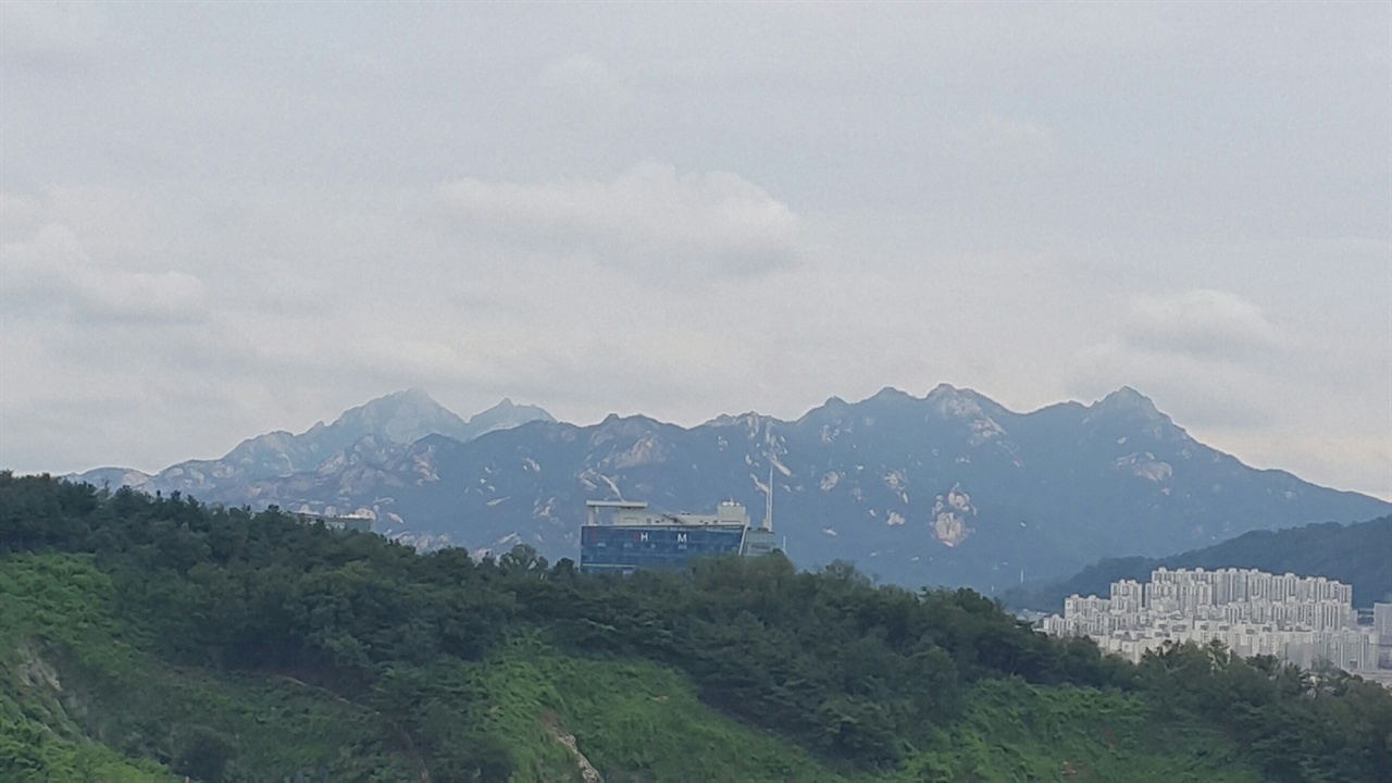 난지도 하늘공원에서 바라본 삼각산 연봉들. 구름과 어우러진 모습이 수도 서울의 진산답게 위풍당당하다.