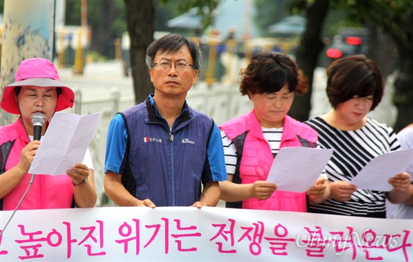  경남진보연합은 31일 오후 해군 진해기지사령부 앞에서 기자회견을 열어 "문재인 정부는 대결정책 중단하고 평화와 남북관계 개선을 위한 대화에 나서라"고 촉구했다.