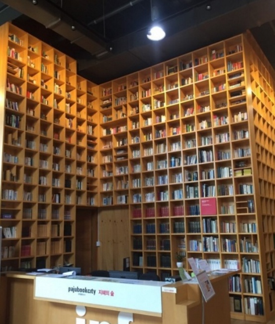 5만권 책으로 성을 이루고 있는 지혜의 숲 도서관