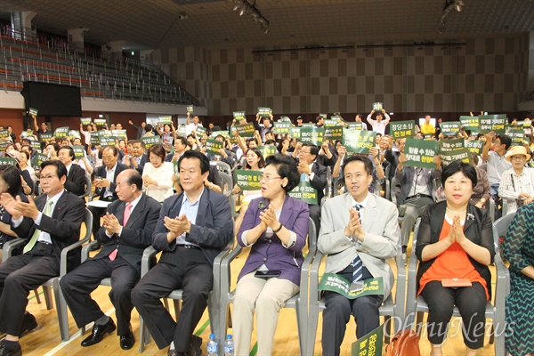 천정배 국민의당 전 대표가 1일 오전 대전 충무체육관에서 당대표 선거 출마를 선언하고 지지자 500여명과 함께 출정식을 가졌다.