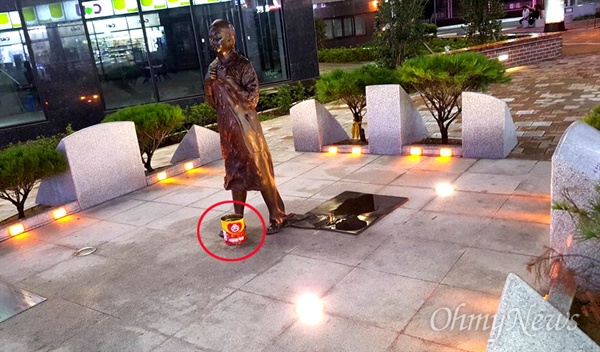 일본군 위안부 피해자를 기리기 위해 마산회원구 오동동문화거리에 세워져 있는 '인권자주평화다짐비' 앞에 7월 31일 저녁 누군가 깡통을 갖다 놓았다.