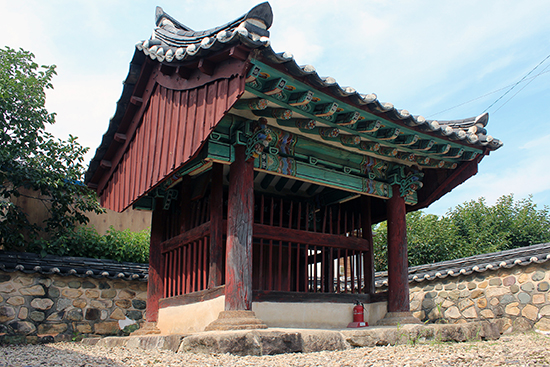 장윤 정려, 전남 기념물 75호로 승주읍 서평리 400-7에 있다.