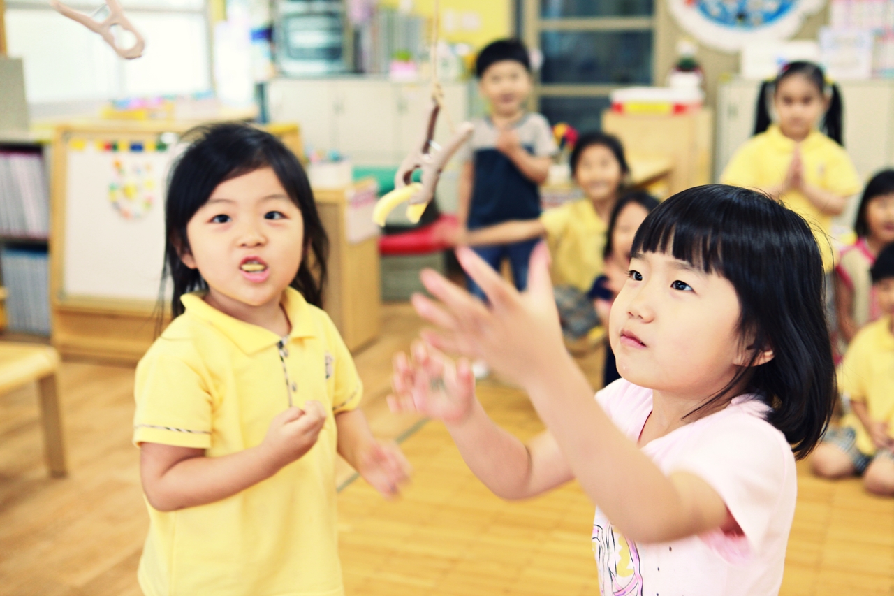  "야, 손으로 잡으면 반칙이야! 난 입으로 먹었는데." "에이, 난 손으로 잡아서 먹을거야" 온종일 돌봄 프로그램중에 아이들이 제일 좋아하는 것은 역시 놀이와 게임이다. 과자먹기 게임중에 입에 과자를 넣은 채 걸려있는 과자를 아쉬운 듯 쳐다보는 아이와 남아 있는 과자를 손으로 집으러 하는 아이들의 눈길과 표정이 진지하면서도 재미있다.  