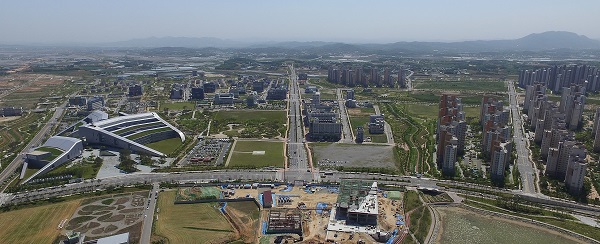 내포신도시 전경 충남도청 소재지 내포신도시는 행정구역상 홍성군 홍북읍에 소재하고 있지만 홍성군과는 별개의 도시로 인식하고 주민들은 내포신도시 시민으로 인식해 주민은 물론 외지인들의 혼동이 가중되고 있어 시급한 조치가 필요하다는 여론이다.