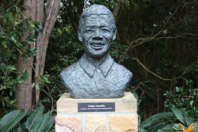 남아프리카공화국 케이프타운 커스텐보쉬 공원에서 만난 닐슨 만델라의 동상, 인종차별정책인 아파르트헤이트 해체의 상징이다.