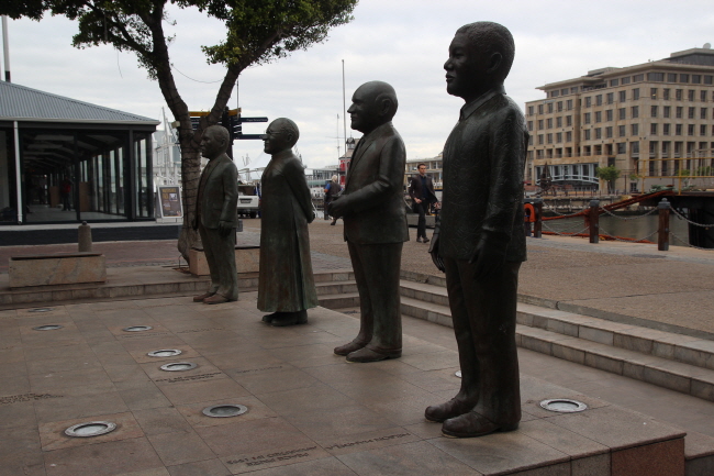 남아프리카공화국 워터프론트 노벨광장에 서 있는 4명의 노벨평화상 수상자 동상,  알버트 루둘리, 데스몬드 투투 주교, 데 클레르크, 넬슨 만델라가 그 주인공들이다.