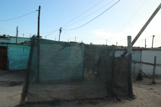 남아프리카공화국 케이프타운 교외의 타운십, 백인통치 시대 인종분리정책의 표징이다.