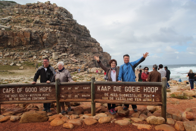 남아공 케이프타운 희망봉에는 이곳이 희망봉임을 알리는 영어와 아프리칸스어로 된 두 개의 표지판이 서 있다.