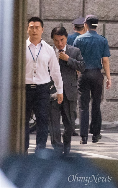 수행기사를 상대로 폭언,폭행을 한 혐의로 논란이된 이장한 종근당 회장이 2일 오전 서울 종로구 서울지방경찰청에서 조사를 받기 위해 출석하고 있다. 