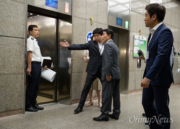 수행기사를 상대로 폭언,폭행을 한 혐의로 논란이된 이장한 종근당 회장이 2일 오전 서울 종로구 서울지방경찰청에서 조사를 받기 위해 출석하고 있다. 