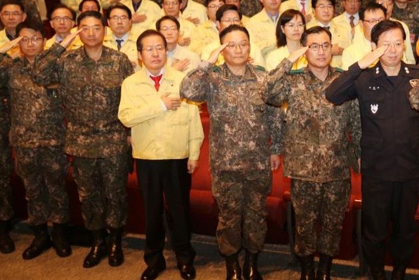 경상남도 2016년 화랑훈련 사후강평 보고회에서 박찬주 육군2작전사령관과 홍준표 경남지사, 문병호 전 39사단장이 국민의례를 하고 있다.