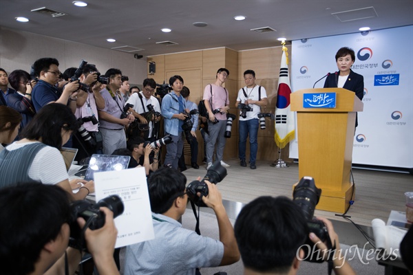  김현미 국토교통부 장관이 지난 2일 오후 서울 정부서울청사에서 부동산 대책을 발표하고 있다. 