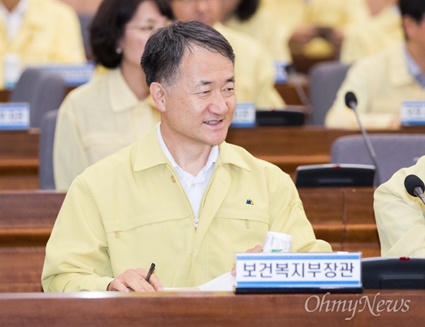  박능후 보건복지부 장관이 2일 오후 정부서울청사에서 열린 을지연습 준비 보고회의에 참석하고 있다.