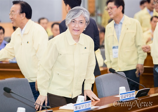  강경화 외교부 장관이  2일 오후 정부서울청사에서 열린 을지연습 준비 보고회의에 참석하고 있다. 