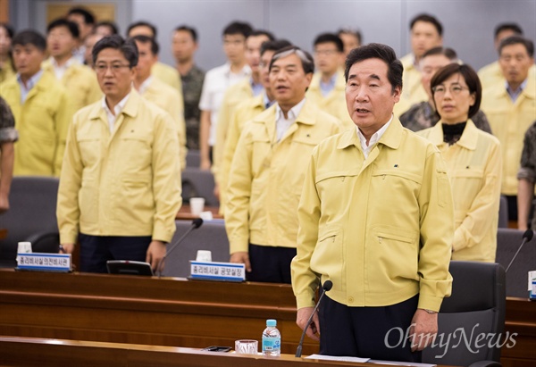  이낙연 국무총리와 각 부처 장차관, 지방자치 단체장등이 참석한 2일 오후 정부서울청사에서 열린 을지연습 준비 보고회의에서 국민의례를 하고 있다.